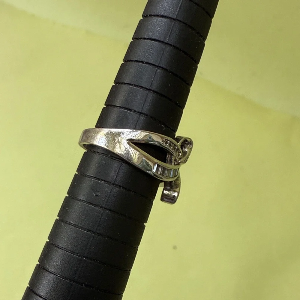 Elegant and Unique Vintage Sterling Silver Ring with Sparkle Cristals